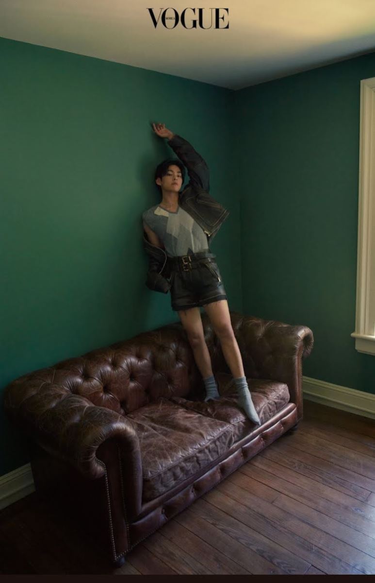 BTS, V BTS, V BTS Vogue, V BTS sexy, V BTS photoshoot 2022, V BTS handsome, V BTS outfit, V BTS gợi cảm, Jin, Jimin, Jungkook, J-Hope, RM, Suga, Jennie, Blackpink