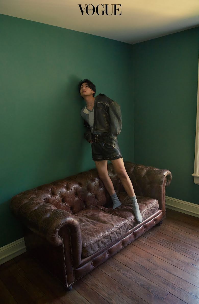 BTS, V BTS, V BTS Vogue, V BTS sexy, V BTS photoshoot 2022, V BTS handsome, V BTS outfit, V BTS gợi cảm, Jin, Jimin, Jungkook, J-Hope, RM, Suga, Jennie, Blackpink