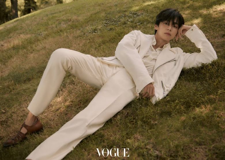 BTS, V BTS, V BTS Vogue, V BTS sexy, V BTS photoshoot 2022, V BTS handsome, V BTS outfit, V BTS gợi cảm, Jin, Jimin, Jungkook, J-Hope, RM, Suga, Jennie, Blackpink