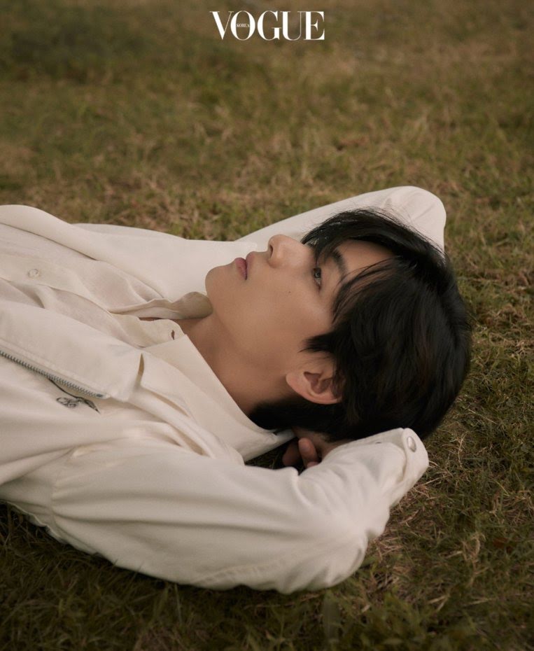 BTS, V BTS, V BTS Vogue, V BTS sexy, V BTS photoshoot 2022, V BTS handsome, V BTS outfit, V BTS gợi cảm, Jin, Jimin, Jungkook, J-Hope, RM, Suga, Jennie, Blackpink
