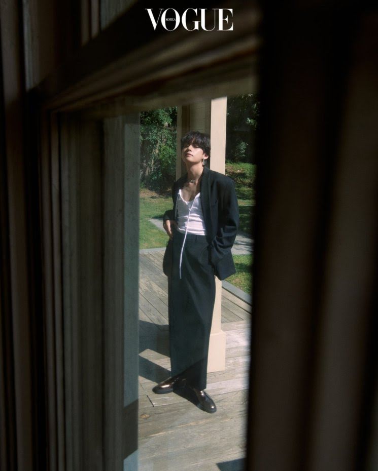 BTS, V BTS, V BTS Vogue, V BTS sexy, V BTS photoshoot 2022, V BTS handsome, V BTS outfit, V BTS gợi cảm, Jin, Jimin, Jungkook, J-Hope, RM, Suga, Jennie, Blackpink