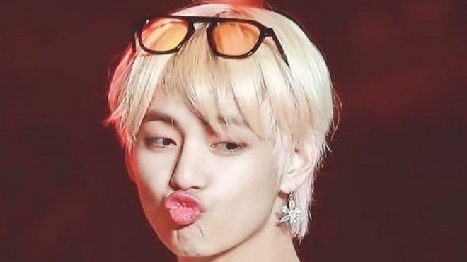 Đẹp trai nhưng V BTS có thói quen ngủ cực dị