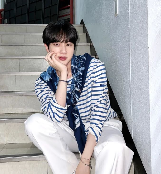 BTS, Jin, cảnh bảo vệ Jin ở Argentina, Jin được cảnh sát Argentina bảo vệ, Jin solo, Jin The Astronaut, Jin Coldplay, Jungkook, Jimin, V BTS, J-Hope, RM, Suga