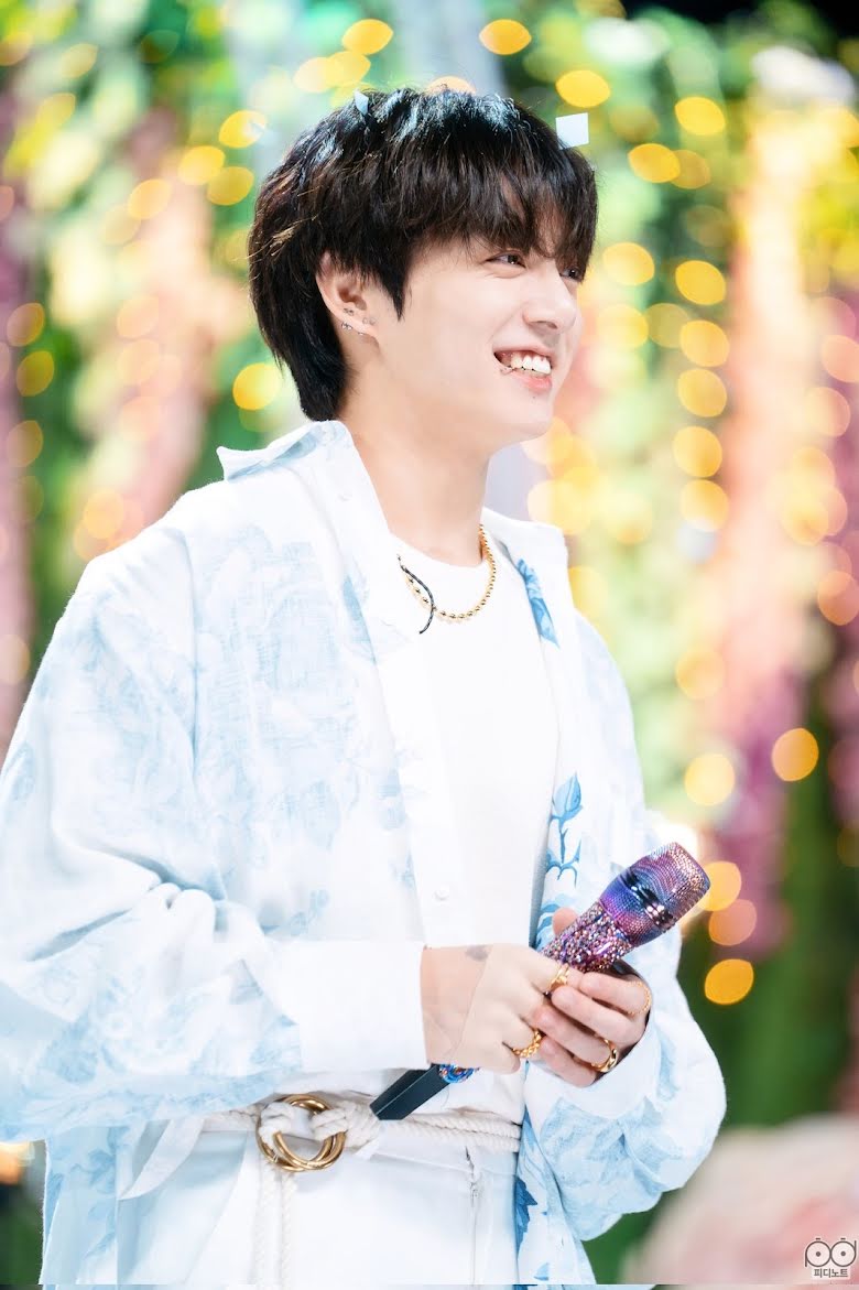 BTS, Jungkook, Jungkook quan tâm fan Qatar, con người thật Jungkook, Jungkook Qatar, Jungkook mua nước cho fan, Jungkook solo, Jimin, V BTS, Jin, J-Hope, RM, Suga