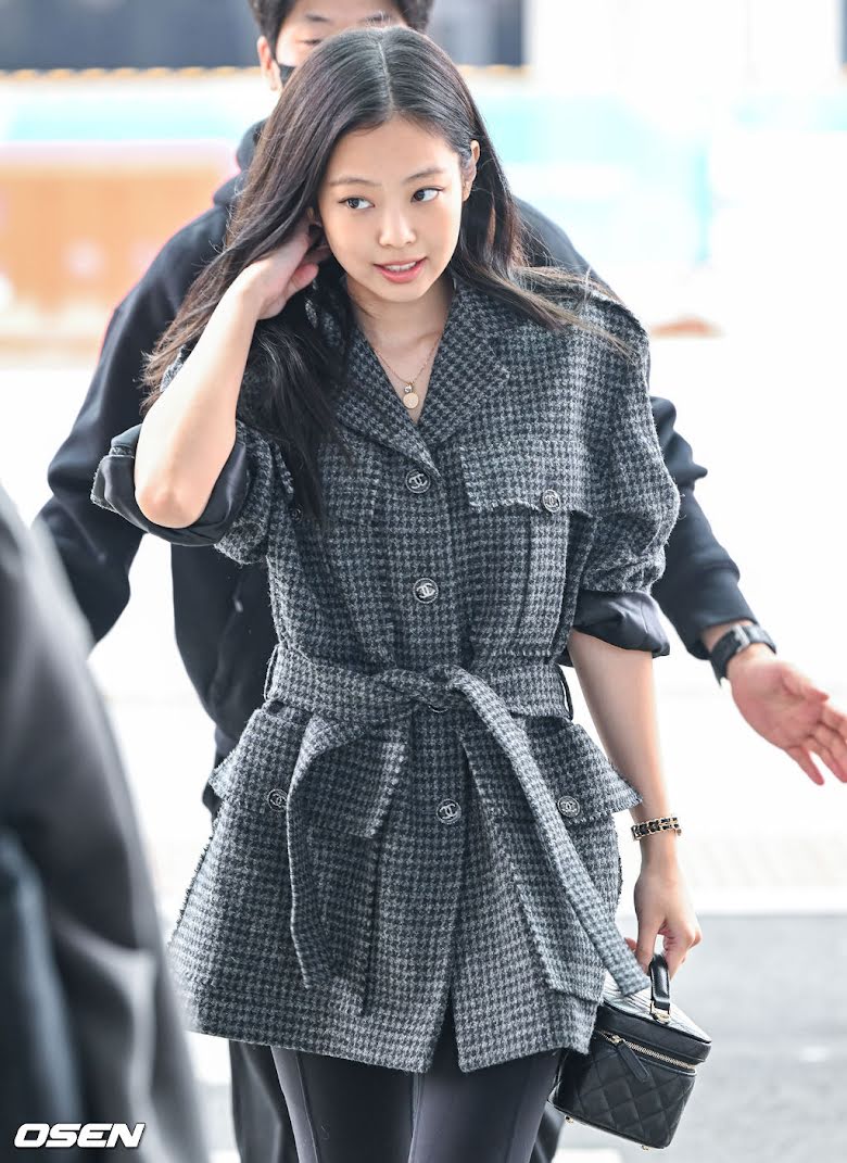 Blackpink, Jennie, Jennie cưng xỉu với Blink ở sân bay, Jennie airport 2022, Jennie Paris Fashion Week, Jennie Chanel show, Jennie cute, Jennie with baby