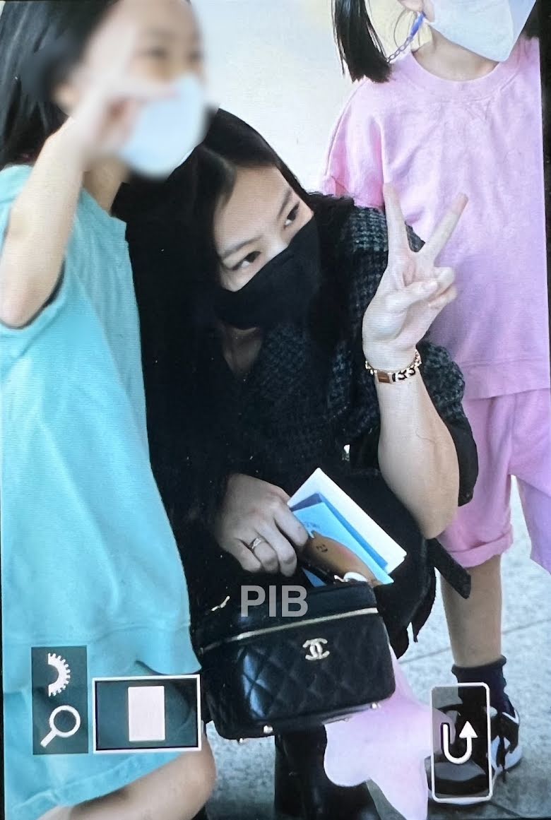 Blackpink, Jennie, Jennie cưng xỉu với Blink ở sân bay, Jennie airport 2022, Jennie Paris Fashion Week, Jennie Chanel show, Jennie cute, Jennie with baby