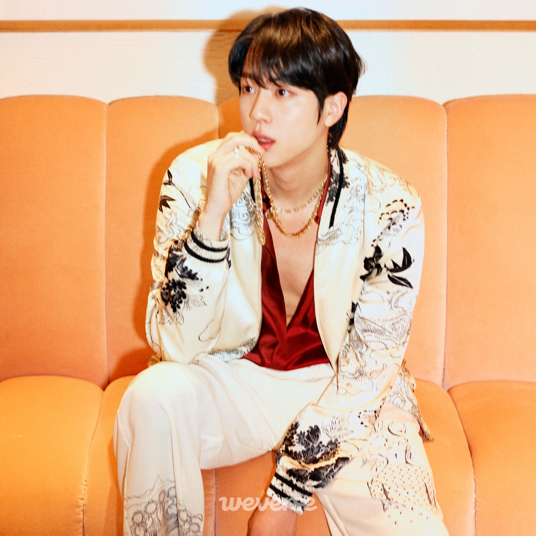 BTS, Jin, Jin BTS nổi bật giữa chợ, Jin BTS quay chương trình mới, Jin BTS Baek Jong Won, Jin BTS real life, Jin BTS solo, Jin BTS ngoài đời, Jungkook, V BTS, Jimin