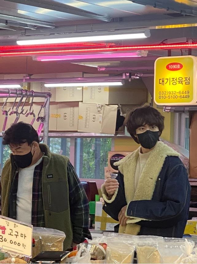 BTS, Jin, Jin BTS nổi bật giữa chợ, Jin BTS quay chương trình mới, Jin BTS Baek Jong Won, Jin BTS real life, Jin BTS solo, Jin BTS ngoài đời, Jungkook, V BTS, Jimin