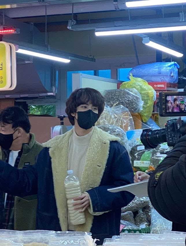 BTS, Jin, Jin BTS nổi bật giữa chợ, Jin BTS quay chương trình mới, Jin BTS Baek Jong Won, Jin BTS real life, Jin BTS solo, Jin BTS ngoài đời, Jungkook, V BTS, Jimin