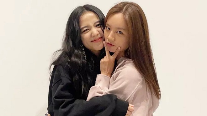 Jisoo Blackpink chu đáo tặng quà Hyeri Girl's Day