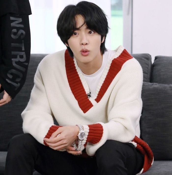 BTS, Jin, Jin mặc áo rẻ mà nhìn xuống tay, Jin outfit, Jin cheap moment, Jin fashion, Jin Run BTS, Jin funny, bóc giá đồ Jin BTS, Jungkook, Jimin, J-Hope, RM, Suga, V BTS