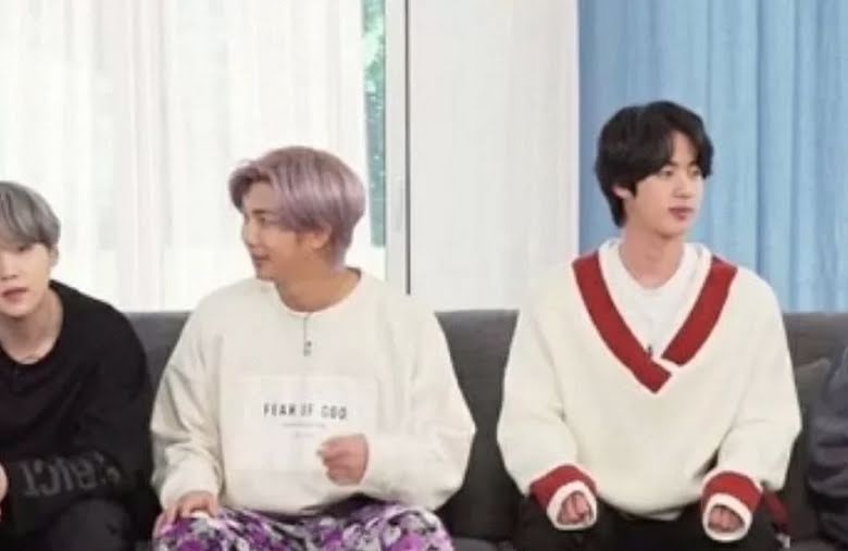 BTS, Jin, Jin mặc áo rẻ mà nhìn xuống tay, Jin outfit, Jin cheap moment, Jin fashion, Jin Run BTS, Jin funny, bóc giá đồ Jin BTS, Jungkook, Jimin, J-Hope, RM, Suga, V BTS