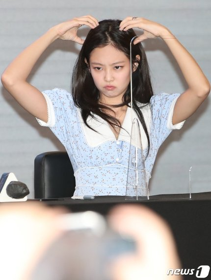 Blackpink, Jennie, Jennie cưng xỉu với Blink ở sân bay, Jennie airport 2022, Jennie Paris Fashion Week, Jennie Chanel show, Jennie cute, Jennie with baby