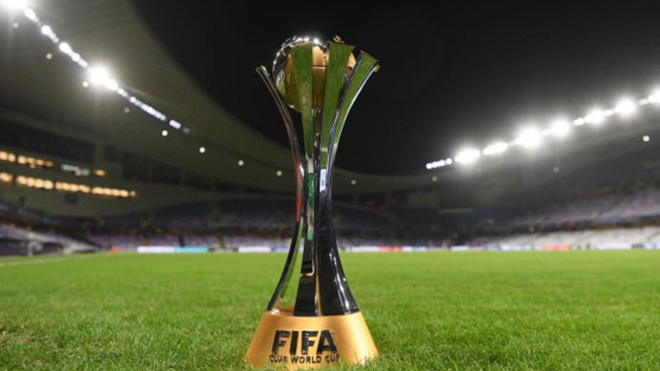 FIFA Club World Cup 2022 là giải đấu cuối cùng của phiên bản cũ trước khi chuyển sang thể thức mở rộng với sự góp mặt của 24 CLB từ 6 liên đoàn châu lục.  Bóng đá hôm nay 7/2: MU tăng cường hàng công, Senegal vô địch châu Phi Bóng đá hôm nay 7/2: MU tăng cường hàng công, Senegal vô địch châu Phi, lịch thi đấu bóng đá hôm nay.  Kết quả và lịch thi đấu FIFA Club World Cup 2022 Vòng 1 Al Jazira (UAE) 4-1 AS Pirae (Tahiti) Vòng 2 Al Hilal (Ả rập Xê út) 6-1 Al Jazira (UAE) Al Ahly (Ai Cập) 2-1 Monterrey (Mexico) Tranh giải 5 * 20h30, 8/2: Monterrey (Mexico) vs Al Jazira (UAE) Bán kết * 23h30, 8/2: Palmeiras (Brazil) vs Al Ahly (Ai Cập) * 23h30, 9/2: Al Hilah (Ả rập Xê út) vs Chelsea (Anh) Tranh giải ba * 20h00, 12/2: Thua BK 1 vs Thua BK 2 Chung kết * 23h30, 12/2: Thắng BK 1 vs Thắng BK 2  FIFA Club World Cup 2022 diễn ra ở đâu, khi nào? Ban đầu, FIFA dự tính giải đấu sẽ diễn ra với thể thức mới, và được tổ chức ở Trung Quốc từ tháng 6 đến tháng 7/2021. Nhưng do các giải đấu bị dồn lại bởi tác động của đại dịch Covid-19, nên ý tưởng này tạm thời hoãn lại.  Tháng 12/2020, FIFA tuyên bố giải đấu sẽ được tổ chức ở Nhật Bản, nhưng Liên đoàn bóng đá nước này (JFA) từ chối đăng cai vì sự hạn chế khán giả do dịch Covid-19. Cuối cùng, đến ngày 20/10/2021, quyền đăng cai được trao cho UAE, và giải đấu được chuyển từ cuối năm 2021 sang đầu 2022. Cụ thể, giải đấu được diễn ra từ 3 đến 12/2/2022.   FIFA Club World Cup năm nay sẽ diễn ra ở UAE  Lịch thi đấu bóng đá - Trực tiếp bóng đá hôm nay 7/2, 8/2 Lịch thi đấu và trực tiếp bóng đá hôm nay ngày 7/2, 8/2: Bilbao vs Espanyol, Salernitana vs Spezia.   Các đội tham dự  Chelsea: Vô địch Champions League 2020-21  Palmeiras: Vô địch Copa Libertadores 2021 Al Hilah: Vô địch AFC Champions League 2021 Al Ahly: Vô địch CAF Champions League 2020-21 Monterrey: Vô địch CONCACF Champions League 2021 AS Pirae: Vô địch OFC Champions League 2021 Al Jazira: Vô địch UAE Pro League (chủ nhà)  Chelsea hướng tới chức vô địch FIFA Club World Cup  Sân thi đấu - Mohamed Bin Zayed: 37.500 chỗ ngồi - Al Nahyan: 15.000 chỗ ngồi T.C