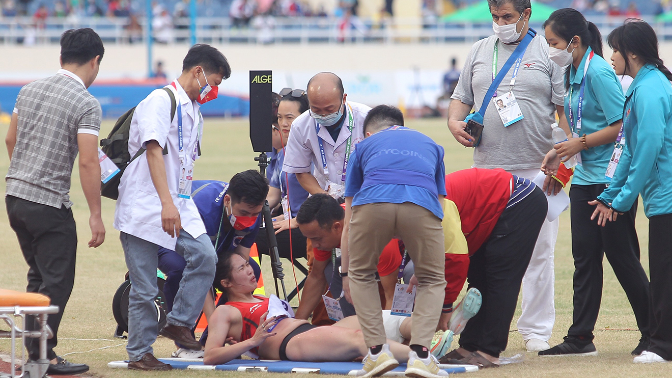 điền kinh SEA Games 31, điền kinh, Đinh Thị Bích bị VĐV Malaysia chơi xấu, Đinh Thị Bích mất huy chương 800m, kết quả 800m nữ, Đinh Thị Bích, VĐV Malaysia chơi xấu