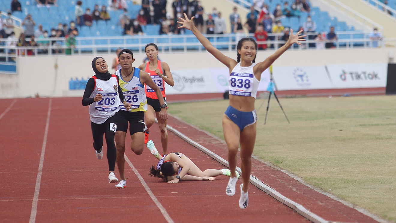 điền kinh SEA Games 31, điền kinh, Đinh Thị Bích bị VĐV Malaysia chơi xấu, Đinh Thị Bích mất huy chương 800m, kết quả 800m nữ, Đinh Thị Bích, VĐV Malaysia chơi xấu