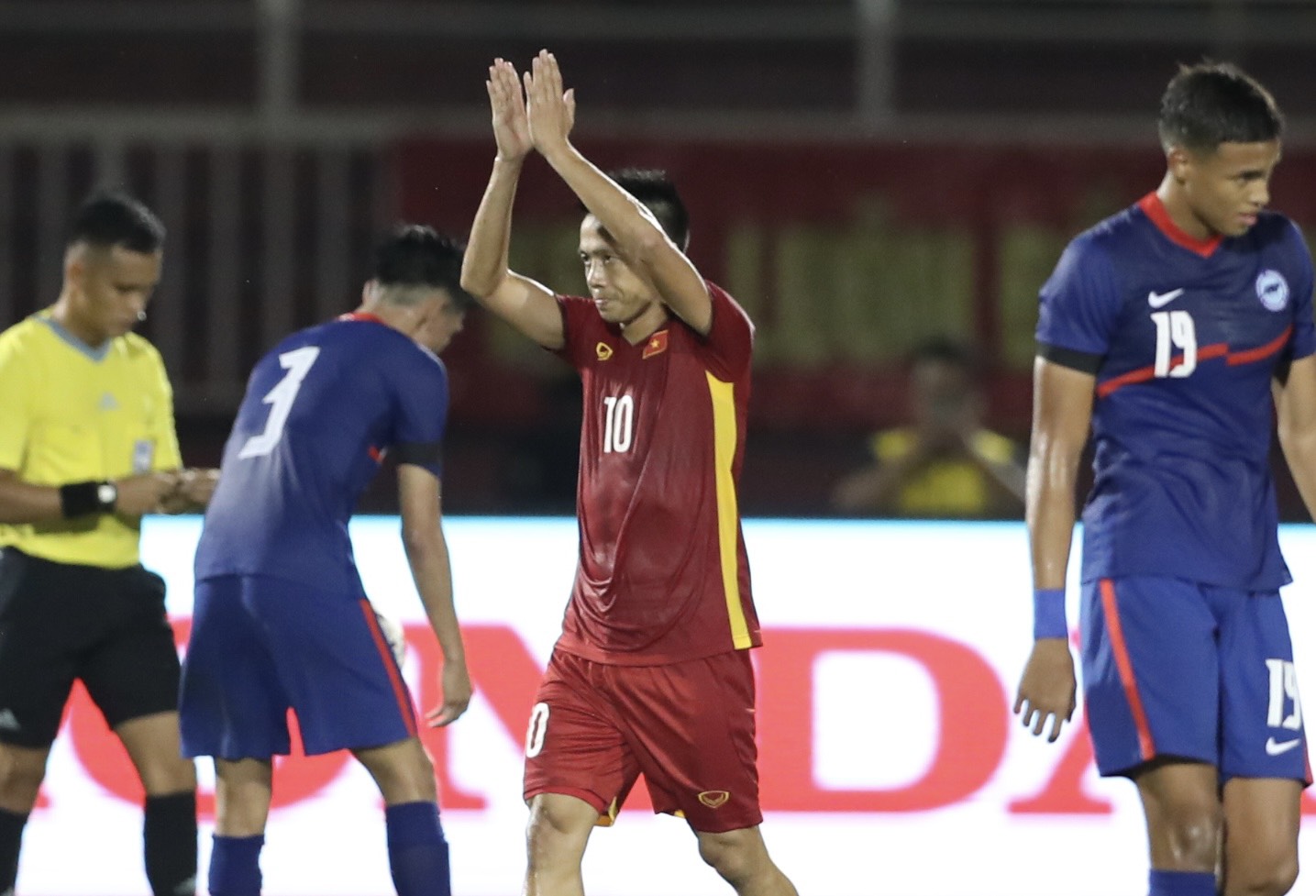 Việt Nam 4-0 Singapore: Văn Quyết và ngày tái xuất ngọt ngào