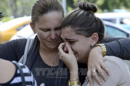  Người thân của các nạn nhân vụ rơi máy bay chờ đợi bên ngoài bệnh viện ở La Habana, Cuba ngày 19/5. Ảnh: THX/TTXVN