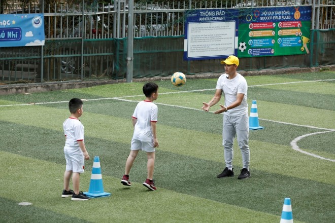 Con trai Thu Trang, Tiến Luật hào hứng học đá bóng cùng thầy giáo Công Vinh