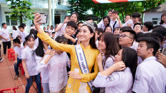 VIDEO: Tân hoa hậu Lương Thùy Linh gây 'sửng sốt' với nhan sắc ngoài đời khi về thăm trường cũ