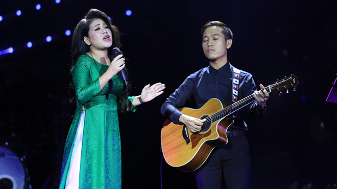Dù cảm cúm, Anh Thơ vẫn làm tan chảy trái tim khán giả với 'Xa khơi'