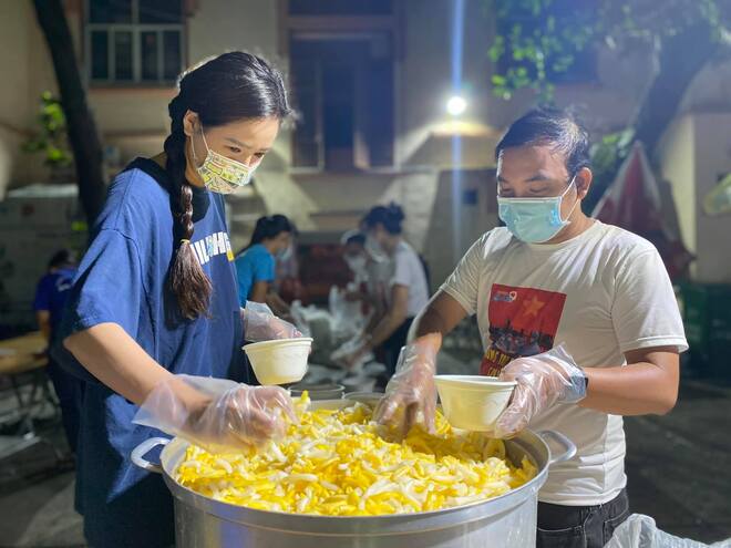 Nghệ sĩ chống dịch, Nghệ sĩ làm tình nguyện viên, Nghệ sĩ làm tình nguyện viên chống dịch, MC Quỳnh Hoa, nghệ sĩ chống dịch Covid-19, tình nguyện viên nghệ sĩ, MC QUYNH HOA