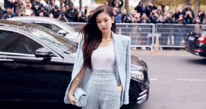 Blackpink, Jennie Blackpink, Jennie Blackpink mặc áo vài trăm nghìn, Jennie Blackpink mặc đồ rẻ tiền, thánh sống channel, Jennie mặc áo bình dân, Jisoo blackpink, lisa