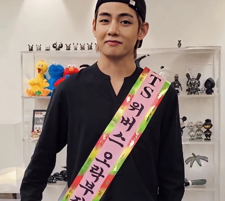 BTS, V, V BTS, V BTS được vinh danh, V Weverse, V BTS Weverse, Jin, Jin BTS, Jin BTS Weverse,  V BTS lầy lội, V BTS hài hước, phản ứng của V BTS