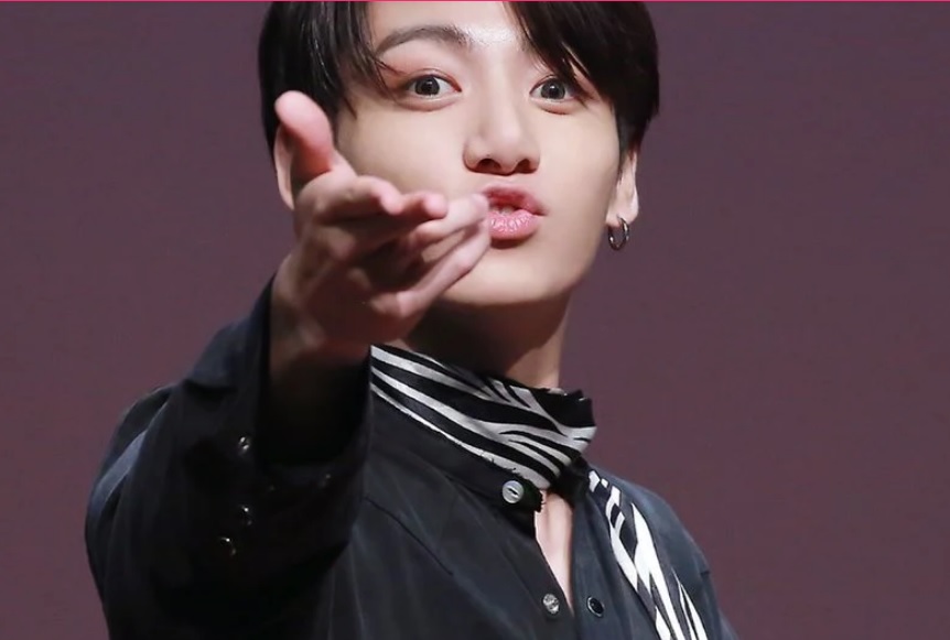 BTS, Jin, Jungkook, J Hope, Jhope, Jin BTS, Jungkook BTS, J Hope BTS, Jin bị hôn trộm, Jungkook hôn trộm Jin, Jungkook hôn trộm, nụ hôn Jin BTS, nụ hôn Jungkook BTS