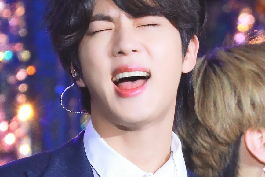 BTS, Jin, Jungkook, J Hope, Jhope, Jin BTS, Jungkook BTS, J Hope BTS, Jin bị hôn trộm, Jungkook hôn trộm Jin, Jungkook hôn trộm, nụ hôn Jin BTS, nụ hôn Jungkook BTS