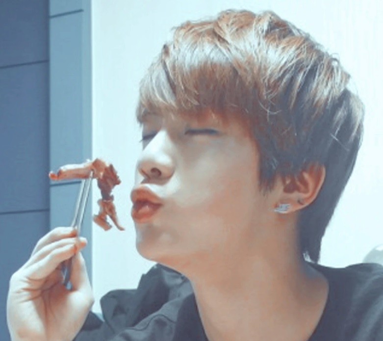 BTS, Jin, Suga, Jin BTS, Suga BTS, Jin yêu đồ ăn, Suga khó tính, Jin phản ứng với đồ ăn, Suga phản ứng với đồ ăn, Jin và Suga, Jin Suga ngược nhau, Jin Suga trái ngược