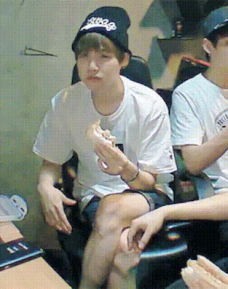 BTS, Jin, Suga, Jin BTS, Suga BTS, Jin yêu đồ ăn, Suga khó tính, Jin phản ứng với đồ ăn, Suga phản ứng với đồ ăn, Jin và Suga, Jin Suga ngược nhau, Jin Suga trái ngược