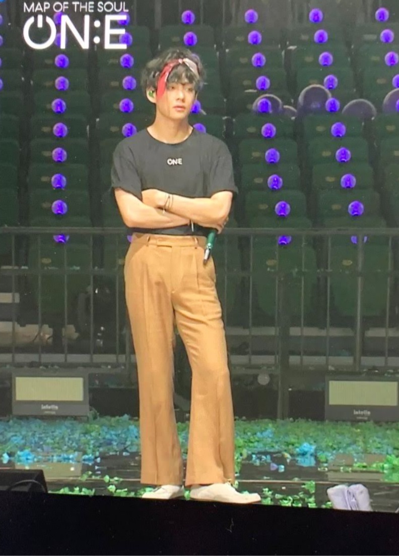 BTS, V, V BTS, Suga, Suga BTS, Map of the soul On E, Map of the soul, BTS show diễn, V BTS dạy thắt khăn, V BTS biến hóa thời trang, V BTS thời trang, phong cách V BTS