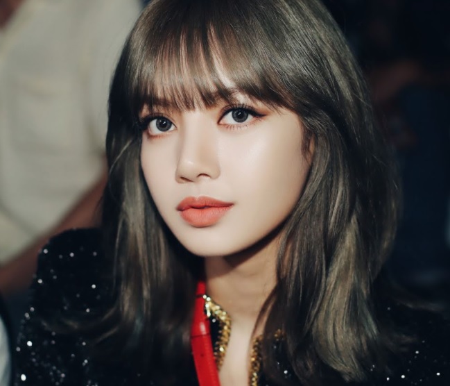 Blackpink, Lisa, Lisa Blackpink, Blackpink Lisa, mái bằng Lisa, mái bằng Lisa Blackpink, Lisa Blackpink mái bằng, tóc mái Lisa, tóc mái Lisa Blackpink, búp bê Lisa