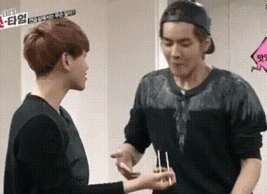 BTS, EXO, BTS và EXO, so sánh BTS và EXO, BTS EXO đụng hàng, EXO, BTS, V, Baekhyun, Sehun, Jimin, Jin, Jungkook, V BTS, Baekhyun EXO, Jimin BTS, Jin BTS, Jungkook BTS