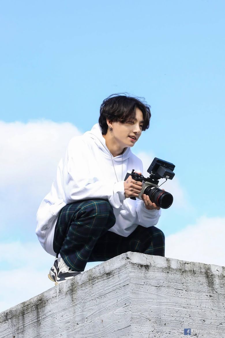 BTS, Jungkook, Jungkook BTS, tài lẻ Jungkook, tài lẻ Jungkook BTS, Jungkook pha chế, Jungkookk BTS cắm hoa, Jungkook bắn cung, Jungkook đạo diễn, Jungkook thiết kế
