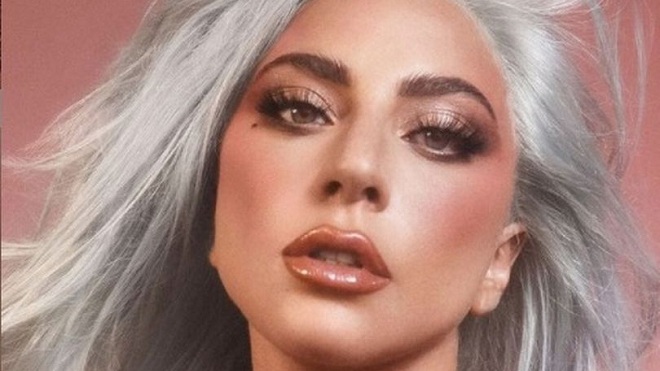 Lady Gaga ngực trần quảng bá dòng mỹ phẩm riêng 'lành tính'