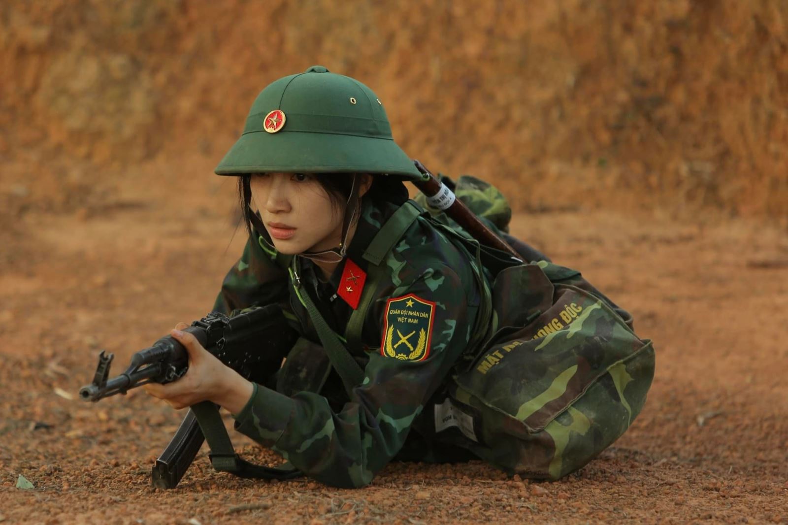 Hòa Minzy, Sao nhập ngũ, Hòa Minzy Sao nhập ngũ, Hòa Minzy khoe chân, Hòa Minzy tím chân, gia đình hoa dâm bụt, nữ ca sĩ, sao Việt, Vbiz, showbiz, nhan sắc Hòa minzy