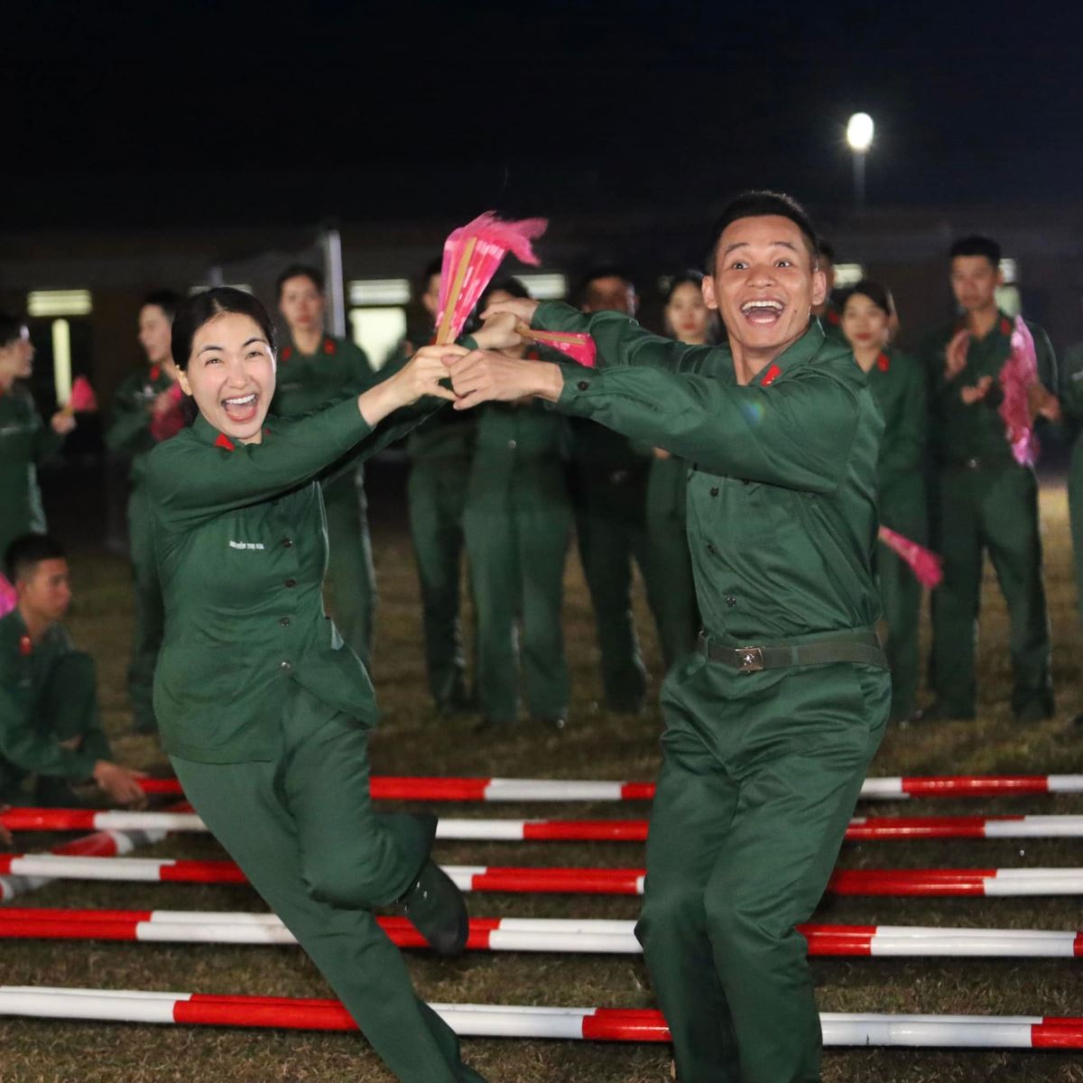 Hòa Minzy, Sao nhập ngũ, Hòa Minzy Sao nhập ngũ, Hòa Minzy khoe chân, Hòa Minzy tím chân, gia đình hoa dâm bụt, nữ ca sĩ, sao Việt, Vbiz, showbiz, nhan sắc Hòa minzy