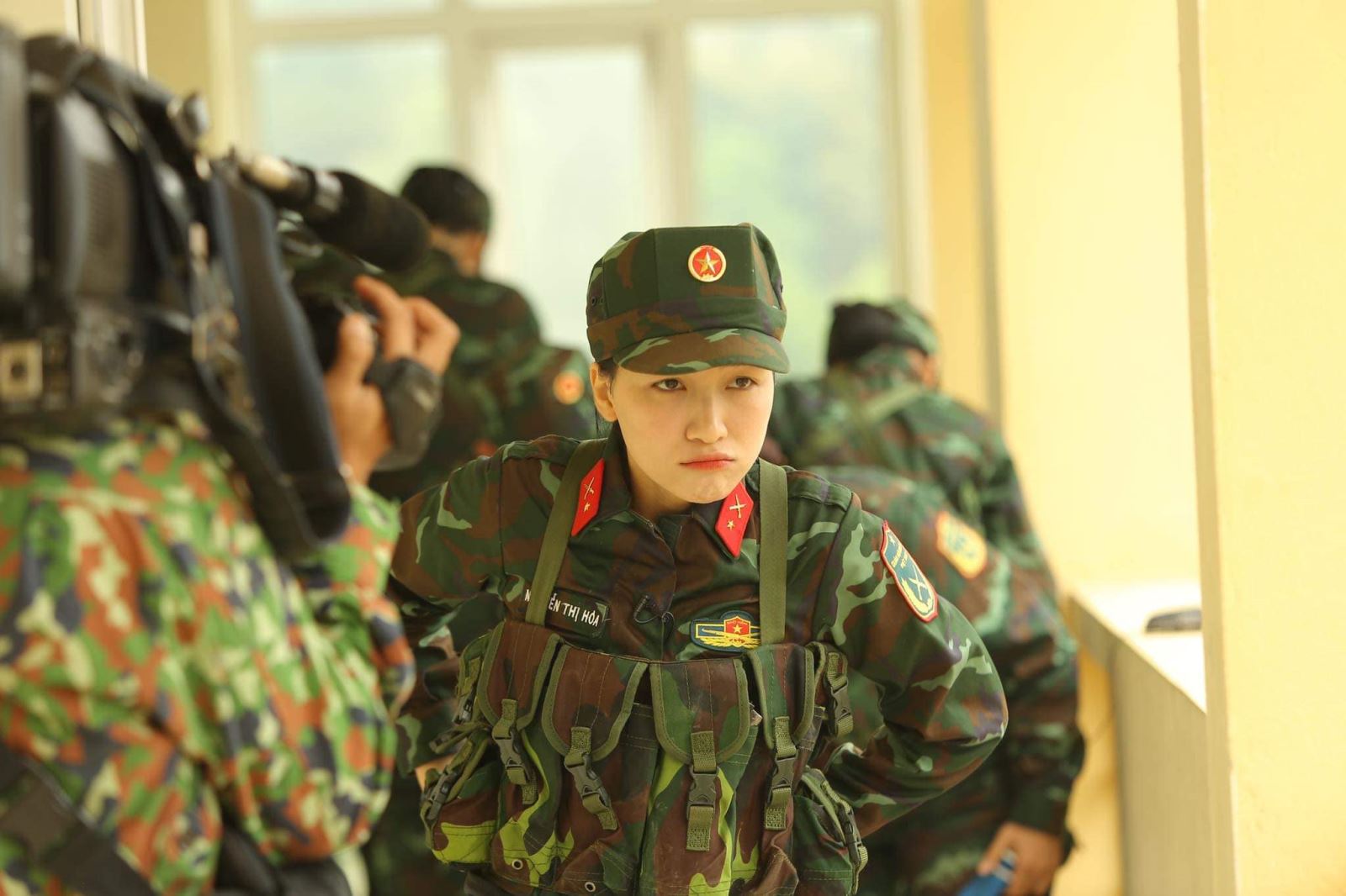 Hòa Minzy, Sao nhập ngũ, Hòa Minzy Sao nhập ngũ, Hòa Minzy khoe chân, Hòa Minzy tím chân, gia đình hoa dâm bụt, nữ ca sĩ, sao Việt, Vbiz, showbiz, nhan sắc Hòa minzy