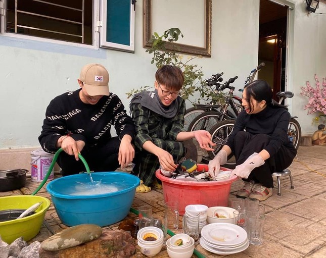 Trấn Thành, Hari Won, Lê Giang, Anh Đức, Thu Minh, Ali Hoàng Dương, Trúc Nhân, Lý Quý Khánh, Hồ Ngọc Hà, Kim Lý, Đông Nhi, Ông Cao Thắng, Noo Phước Thịnh, Mai Phương Thúy, Minh Hằng, Gil Lê, Hoàng Thùy Linh, Khả Ngân, Hòa Minzy, Đức Phúc, Erik, Đỗ Mỹ Linh, Trần Tiểu Vy, Tường San, Diễm Trang, Thúy An, Thúy Vi, Thùy Tiên, Tăng Thanh Hà, Thân Thuý Hà, Bùi Việt Hà, Phạm Anh Khoa