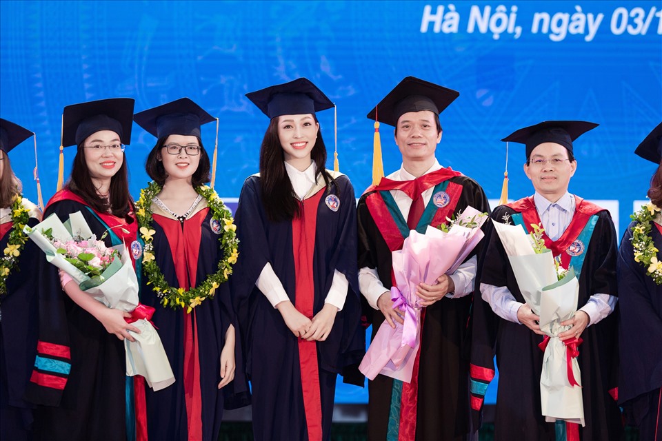 Hiệu trưởng, hiệu trưởng cầm quyền trượng, đại học quốc gia, đại học kinh tế, quyền trượng, trung cổ, cử nhân, thạc sĩ, lễ tốt nghiệp, lễ phục của hiệu trưởng