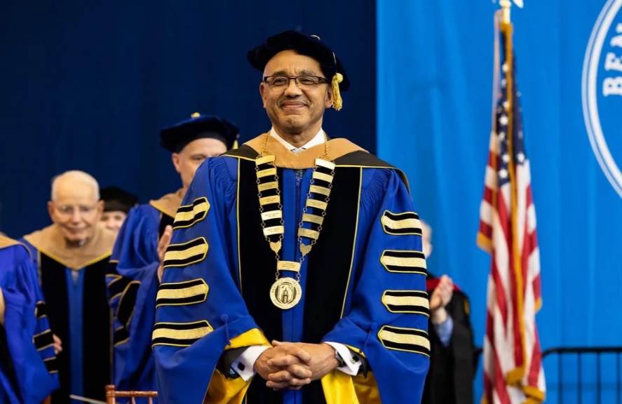 Hiệu trưởng, hiệu trưởng cầm quyền trượng, đại học quốc gia, đại học kinh tế, quyền trượng, trung cổ, cử nhân, thạc sĩ, lễ tốt nghiệp, lễ phục của hiệu trưởng