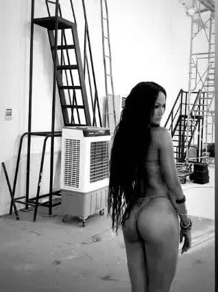 HHen Niê, H'hen Niê, HHen Niê bikini, Kim Kardashian, Kim siêu vòng 3, Bảo Ngọc, Người đẹp biển Bảo Ngọc, Miss Universe, Hoa hậu Hoàn vũ, Hoa hậu Hhen Niê