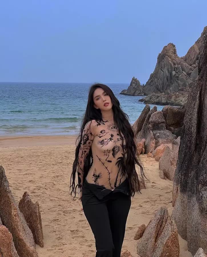 Minh Tú, Ngọc Trinh, nữ hoàng nội y, Minh Tú đụng hàng Ngọc Trinh, người mẫu, Vbiz, showbiz, siêu mẫu Minh Tú