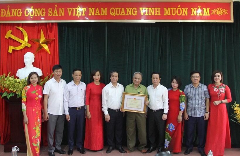 Tặng bằng khen cho thí sinh cao tuổi. Kỳ thi tốt nghiệp THPT. Thí sinh cao tuổi