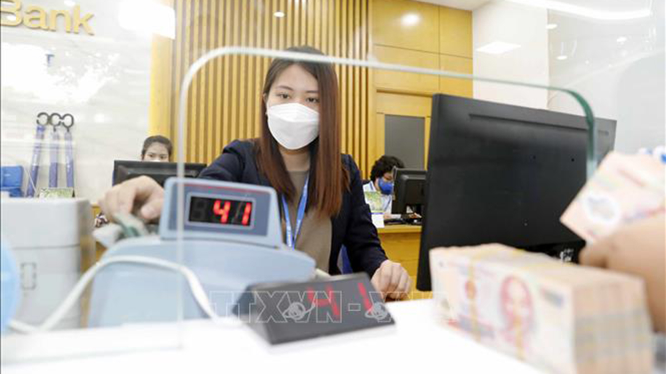 Ngân hàng triển khai chính sách lãi suất mới. Tiền gửi rút trước hạn. Lãi suất