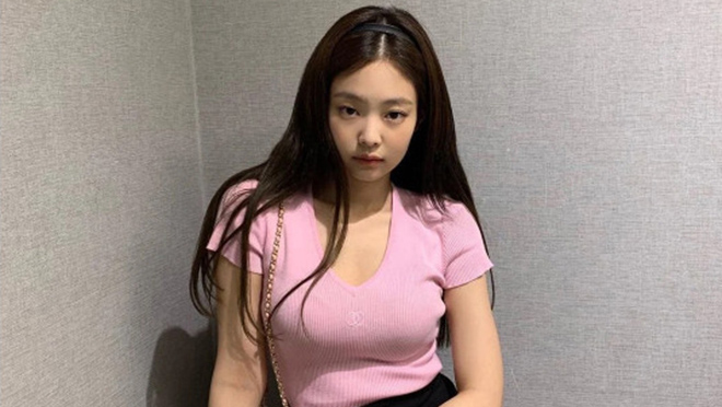 Blackpink, Jennie, Jennie áo hồng, Jennie gây hút mắt, Jennie Blackpink trông hút mắt trong bộ váy vừa đơn giản vừa gợi cảm, Blackpink Boombayah, Thời trang Blackpink