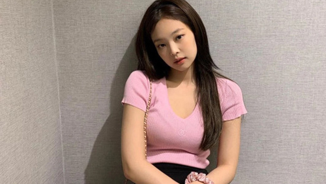 Blackpink, Jennie, Jennie áo hồng, Jennie gây hút mắt, Jennie Blackpink trông hút mắt trong bộ váy vừa đơn giản vừa gợi cảm, Blackpink Boombayah, Thời trang Blackpink