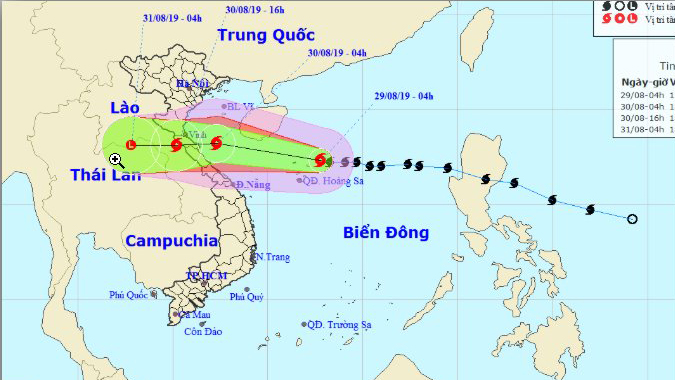 Bão số 4 tiến nhanh vào đất liền từ Nghệ An đến Quảng Bình và suy yếu